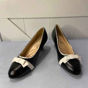Croft-well by Beacon black Heels with white bow accent size 7